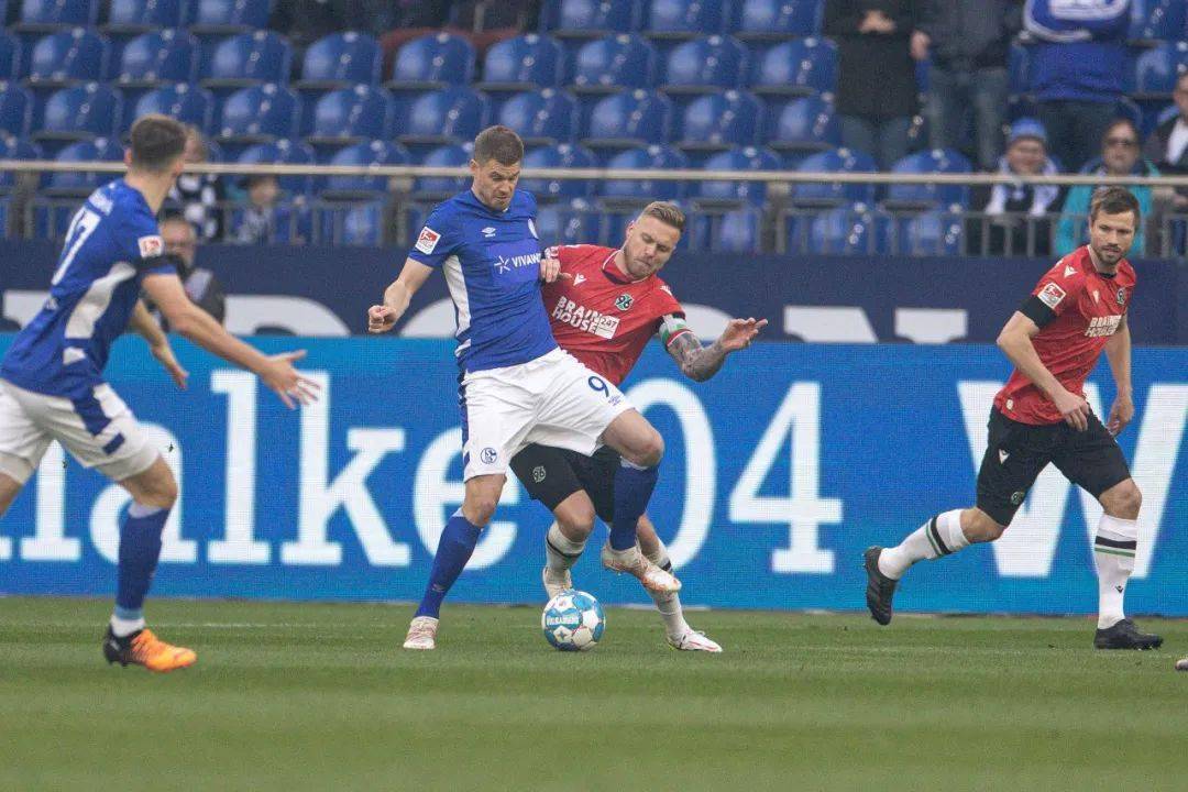 包含汉诺威队成功逆袭，客场赢得比赛的词条