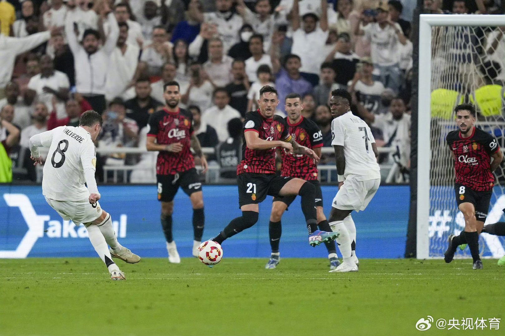 德罗巴重返赛场，爆冷首场状态出色，切尔西观众沸腾！